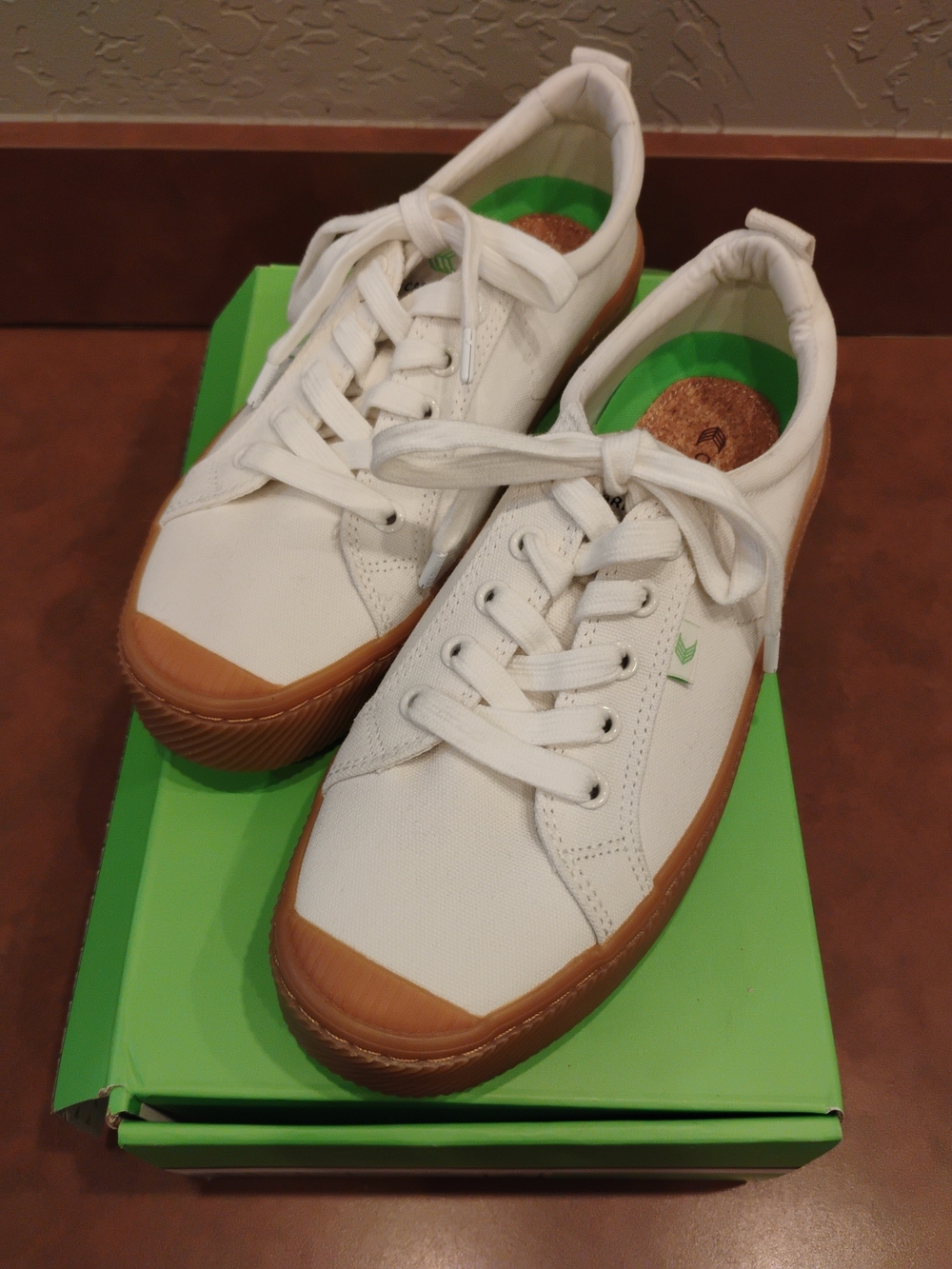 Cariuma OCA Low Gum Off-White Canvas Sneakers
